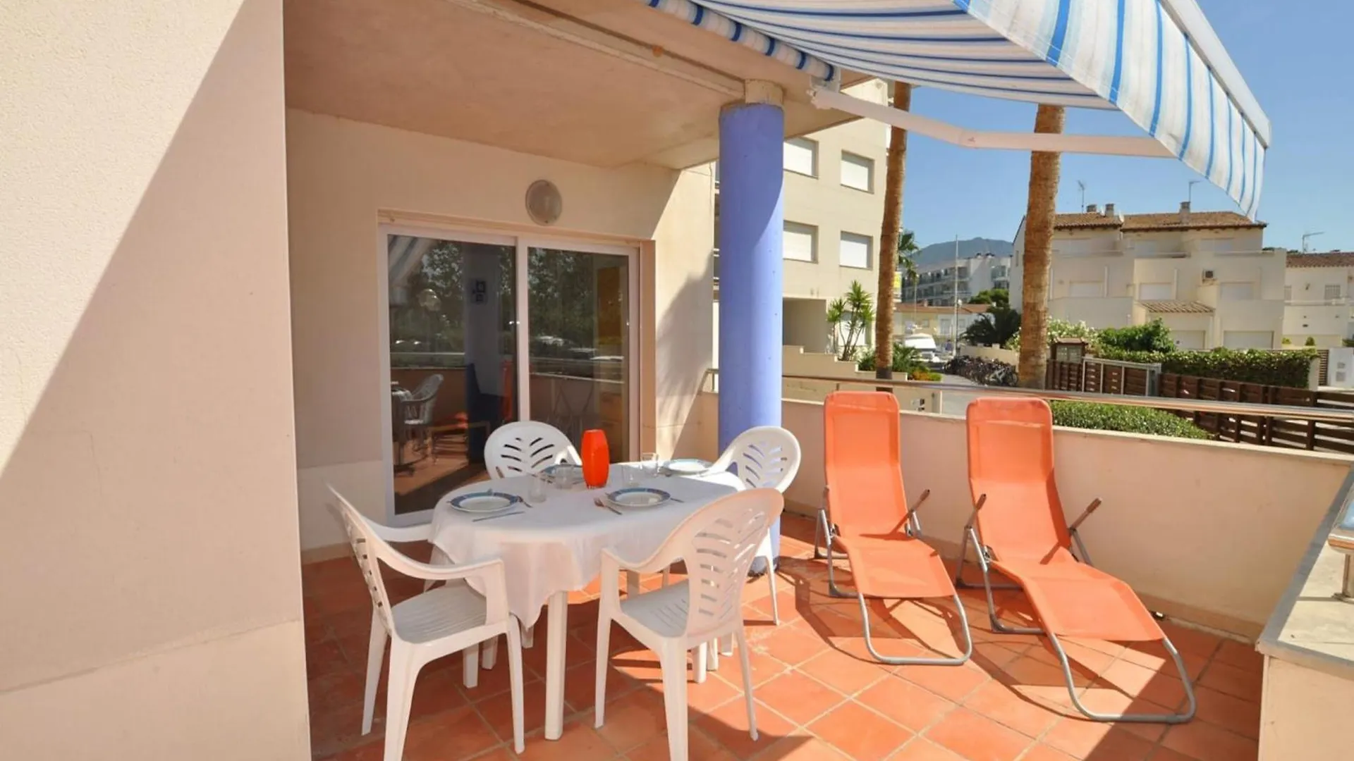 Apartment In Roses With Large Terrace España