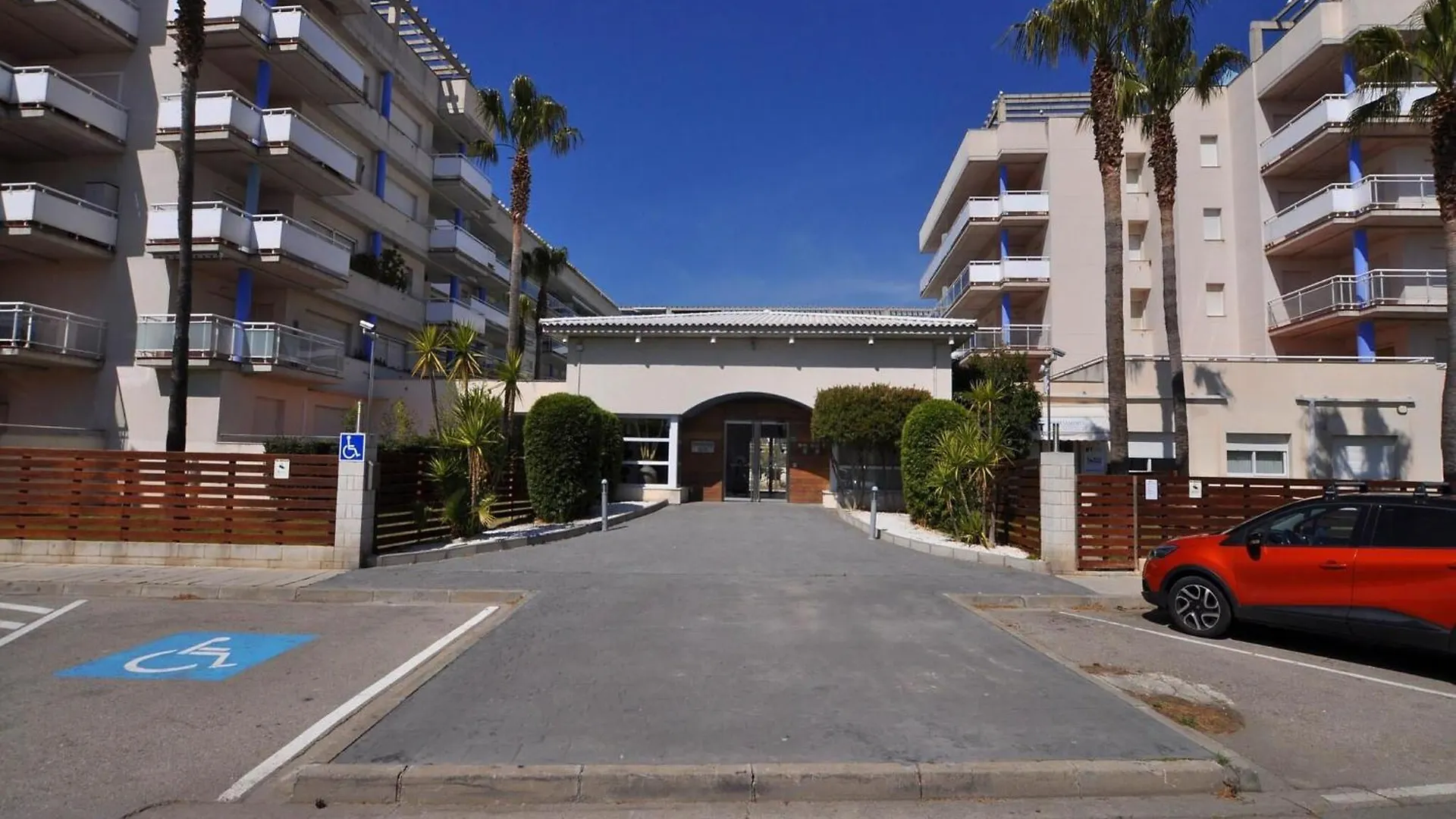 Apartment In Roses With Large Terrace